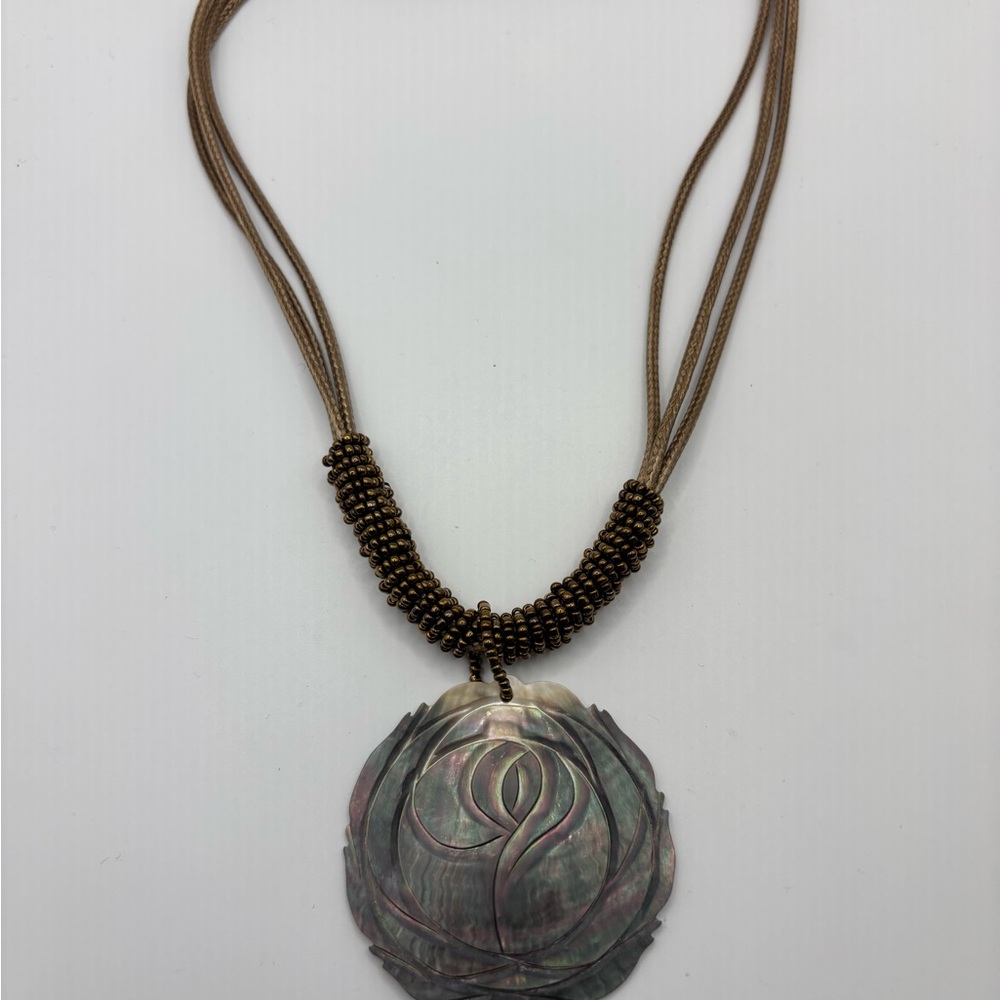 Elegant Shell Pendant Necklace